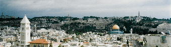 イスラエルは新しい建物にはエルサレム・ストーンと呼ばれる白い石を外壁に使用することを義務づけているので街はクリーム色なのだ。