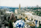 ダビデの塔−建物全体が巨大なオブジェで飾られていた。