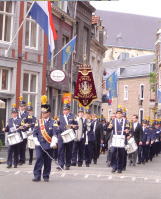 パレードが終わるとそれぞれが行進しながら帰っていく。この鼓笛隊はピータースベルクの旗をもっている。