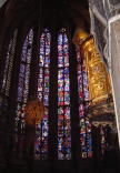 ドイツ・アーヘン世界遺産の大聖堂-屋根まであるステンドグラス