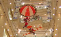 新世界デパートはクリスマス気分･･･サンタがパラソルで空中を舞っている