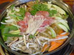 新村(シンチョン)でうどんすき。真ん中の凹んでる所にうどんが・・・
